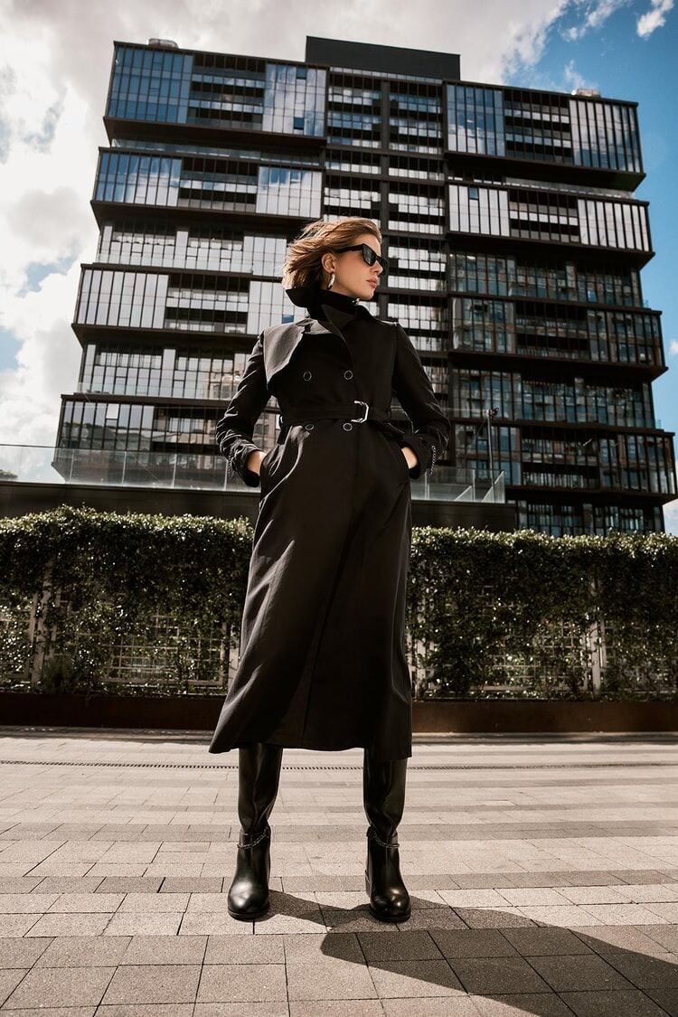 Zincir ve Kemer Detaylı Siyah Trençkot 12615