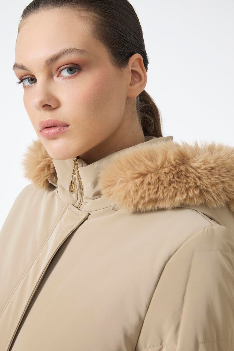 Kürk Kapüşonlu Cep Detaylı Bej Mont 13685