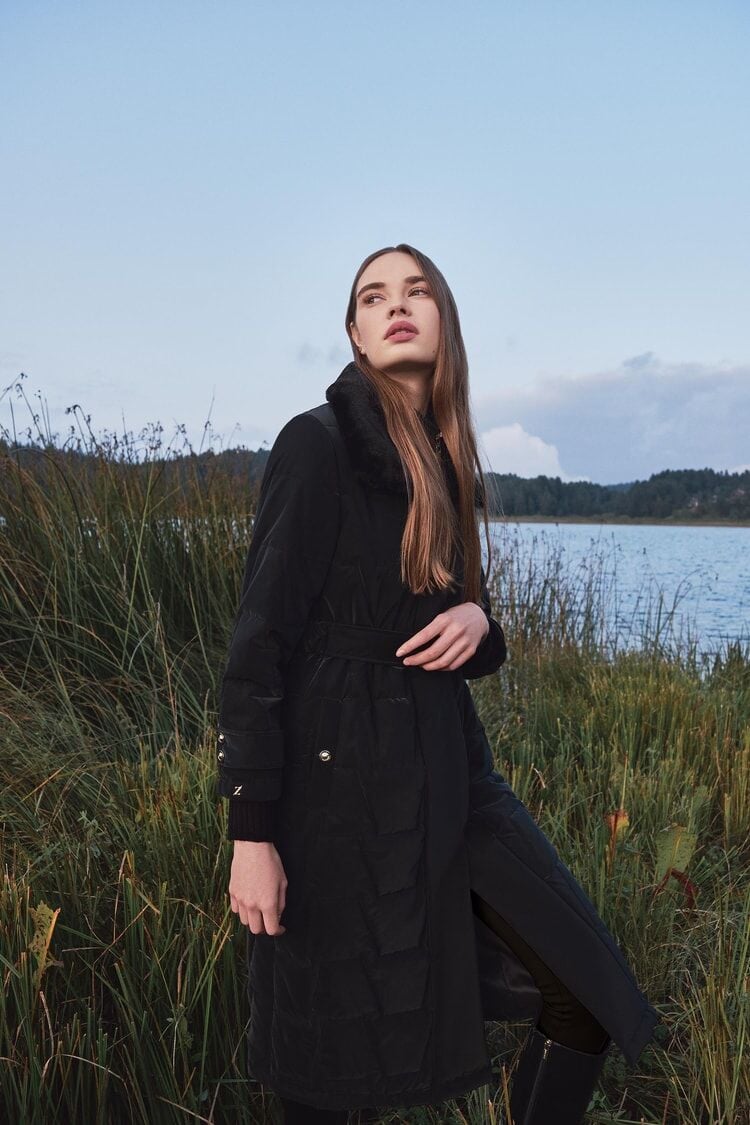 Yakası Siyah Kürk ve Kemer Detaylı Siyah Şişme Mont 12764